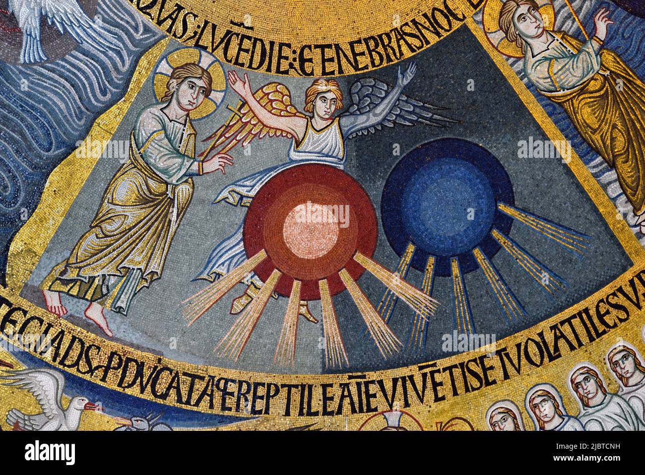Italia, Veneto, Venezia, patrimonio mondiale dell'UNESCO, Basilica di San Marco, nartece, cupola della Genesi, quarto giorno della creazione in cui Dio mette il sole e la luna nel cielo alla luce giorno e notte (13th C) Foto Stock