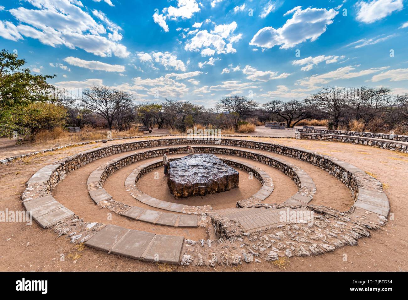 Namibia, regione di Otjozondjupa, Grootfontein, il meteorite Hoba, situato nella fattoria di Hoba West, scoperto nel 1920 da Jacobus BRITS, è il più grande meteorite conosciuto (60 tonnellate in un pezzo unico, 2,7 m di lunghezza da largo e 0,9 m di altezza) E il più grande blocco naturale noto di ferro sulla superficie della Terra, la caduta del meteorite è stimato che si è avuto luogo meno di 80.000 anni fa Foto Stock