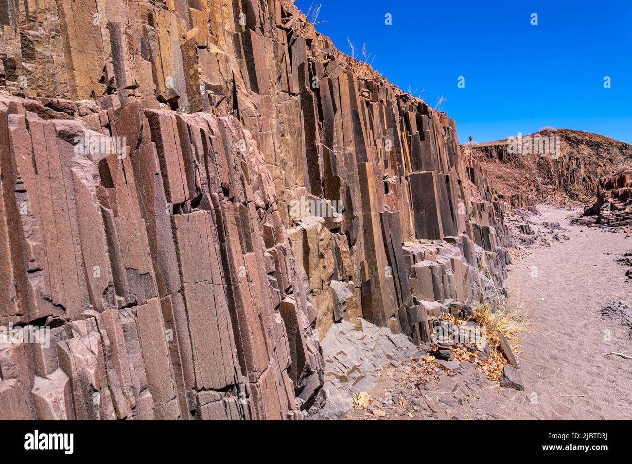 Namibia, regione di Kunene, Damaraland, Khorixas, tubi per organi, Organi basaltici elencati come Patrimonio Mondiale dall'UNESCO, gli organi sono stati formati circa 150 milioni di anni fa a seguito dell'intrusione di liquido lavico in una formazione di roccia ardesia che è stata esposta nel tempo dall'erosione Foto Stock