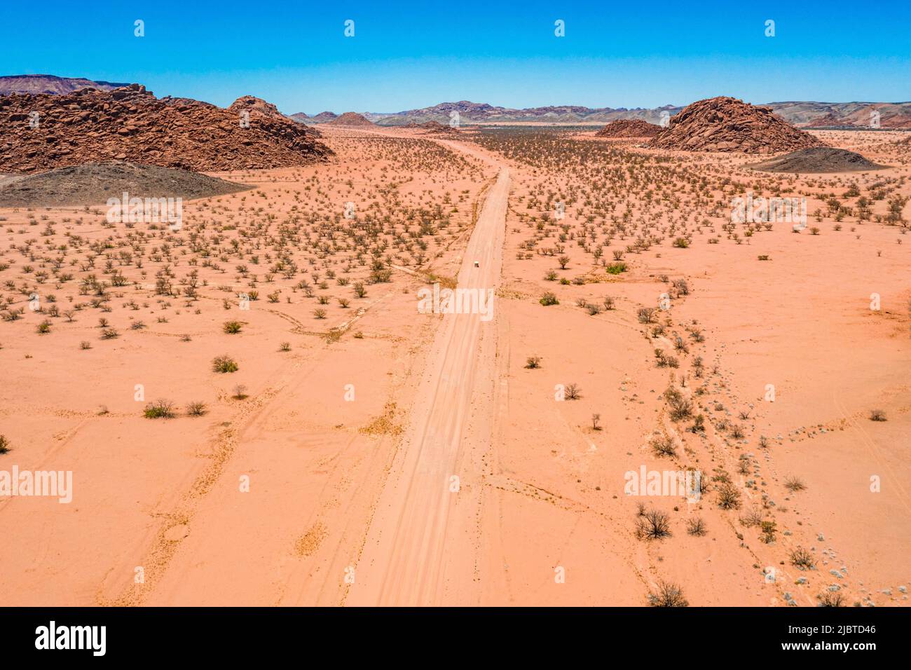 Namibia, regione di Kunene, Damaraland, Khorixas, vista aerea della pista nel mezzo del deserto Foto Stock