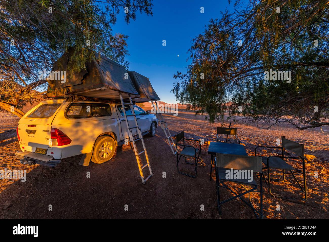 Namibia, regione di Kunene, Damaraland, Bergsig, campo 4x4 e tenda all'alba Foto Stock