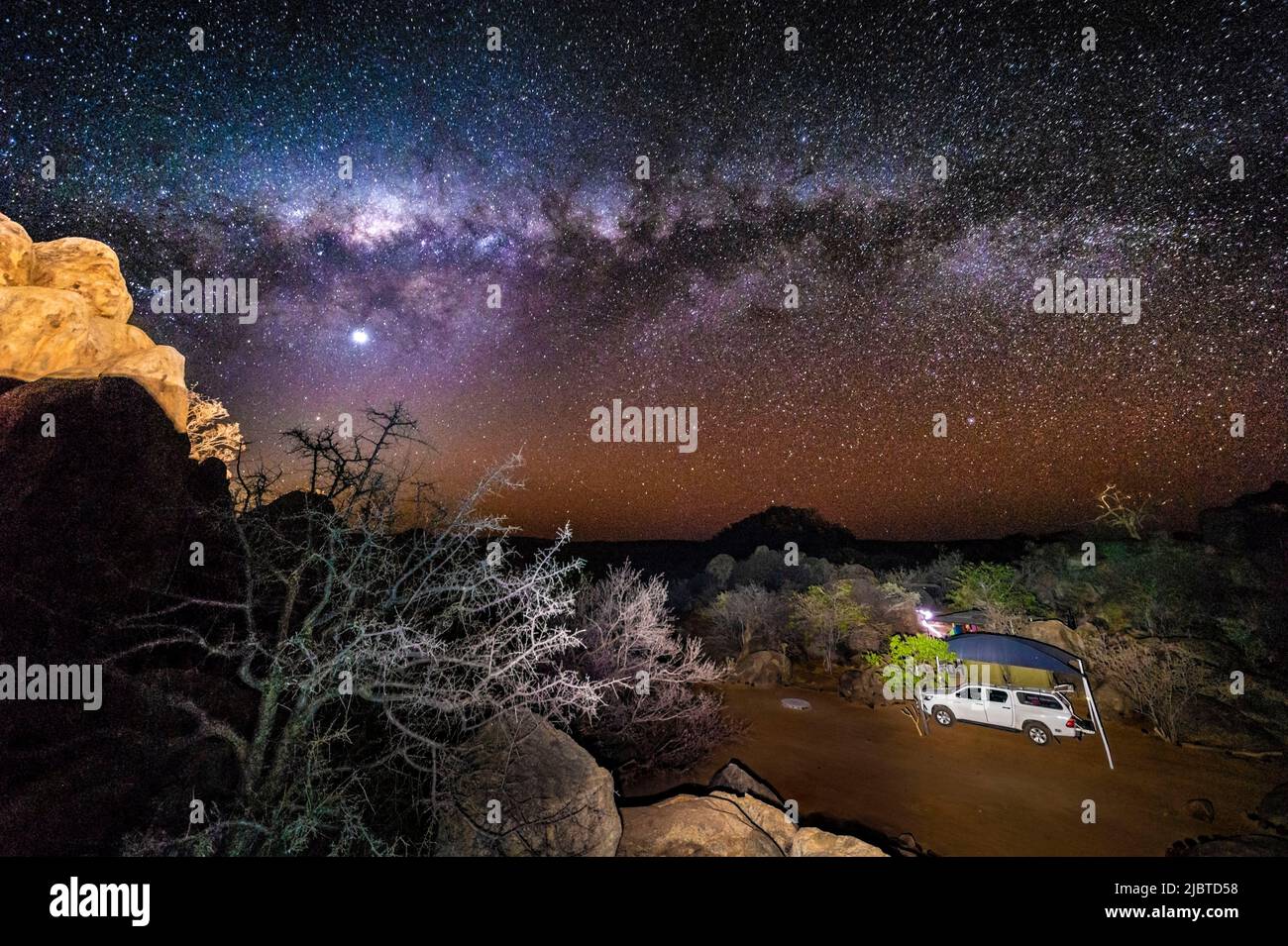 Namibia, regione di Kunene, Damaraland, Palmwag, Grootberg, Campo di Hoada, vista notturna, campo tenda e 4x4 sotto la Via Lattea Foto Stock