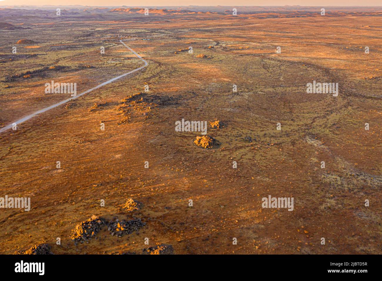 Namibia, regione di Kunene, Damaraland, Palmwag, Grootberg, Hoada Camp, vista aerea della savana al tramonto Foto Stock
