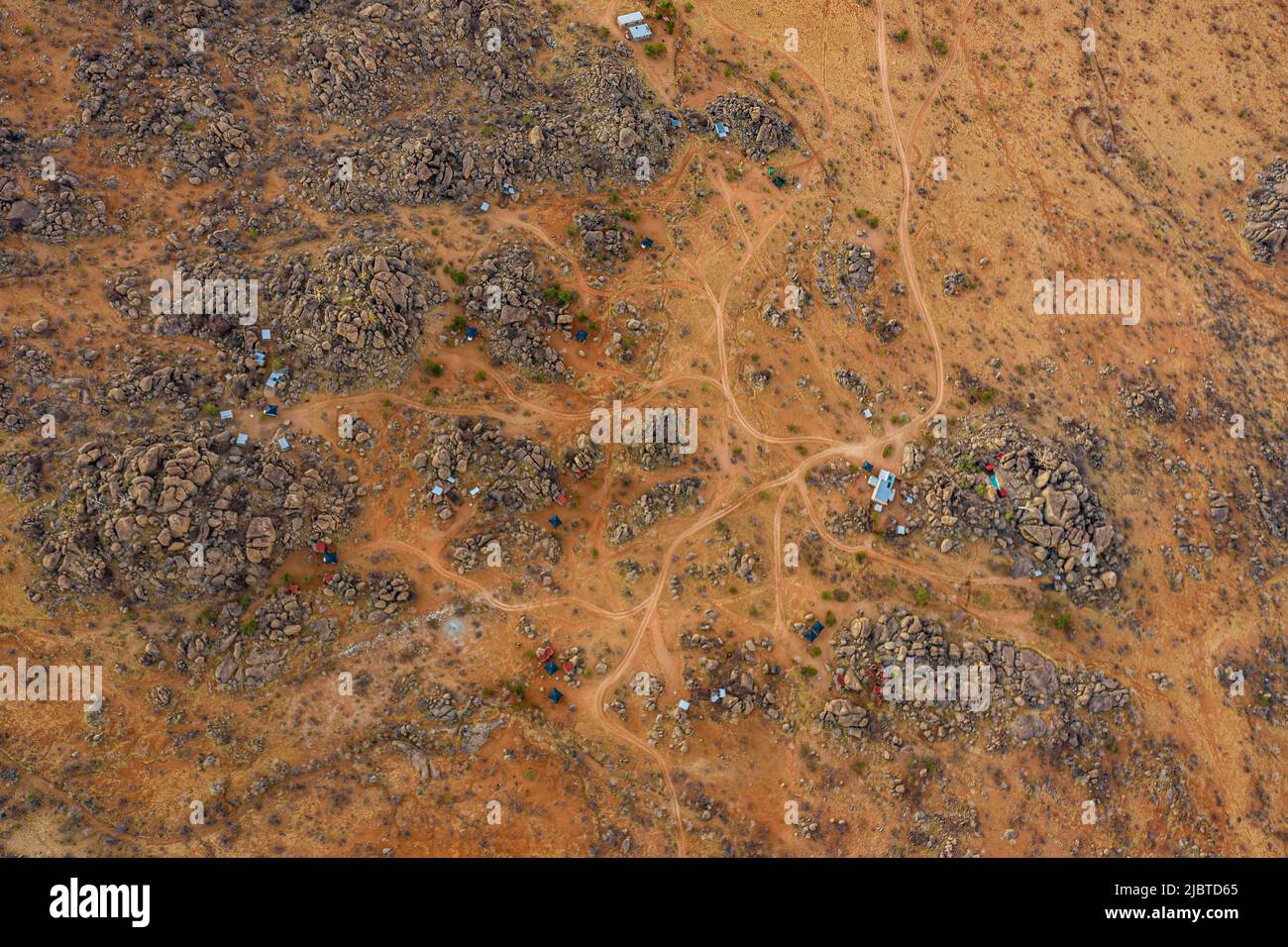 Namibia, regione di Kunene, Damaraland, Palmwag, Grootberg, Hoada Camp, vista aerea della savana al tramonto Foto Stock