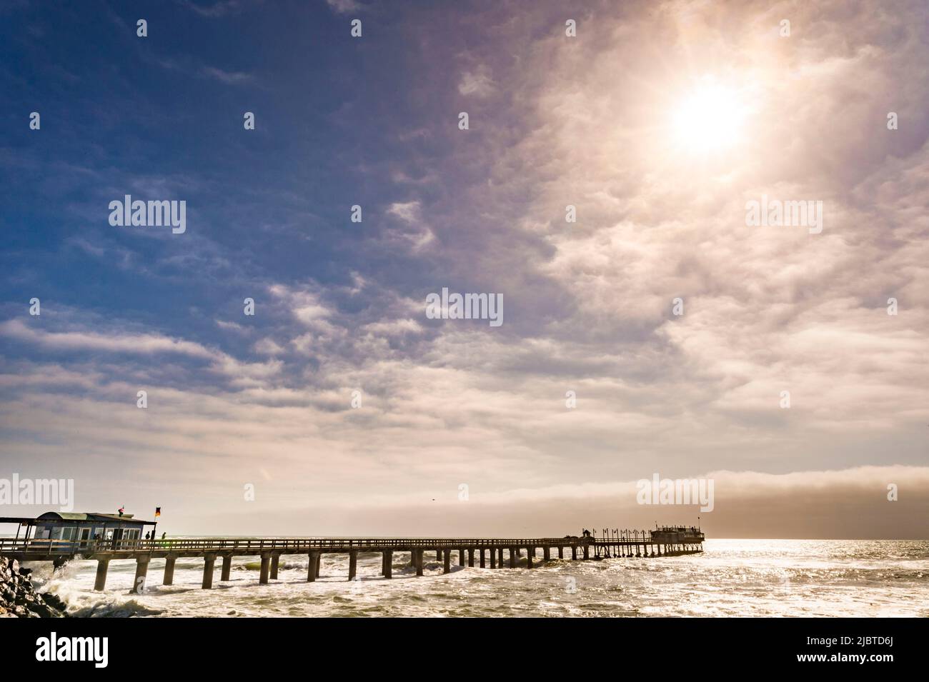 Namibia, Skeleton Coast, regione di Erongo, Swakopmund, il molo sull'Oceano Atlantico Foto Stock