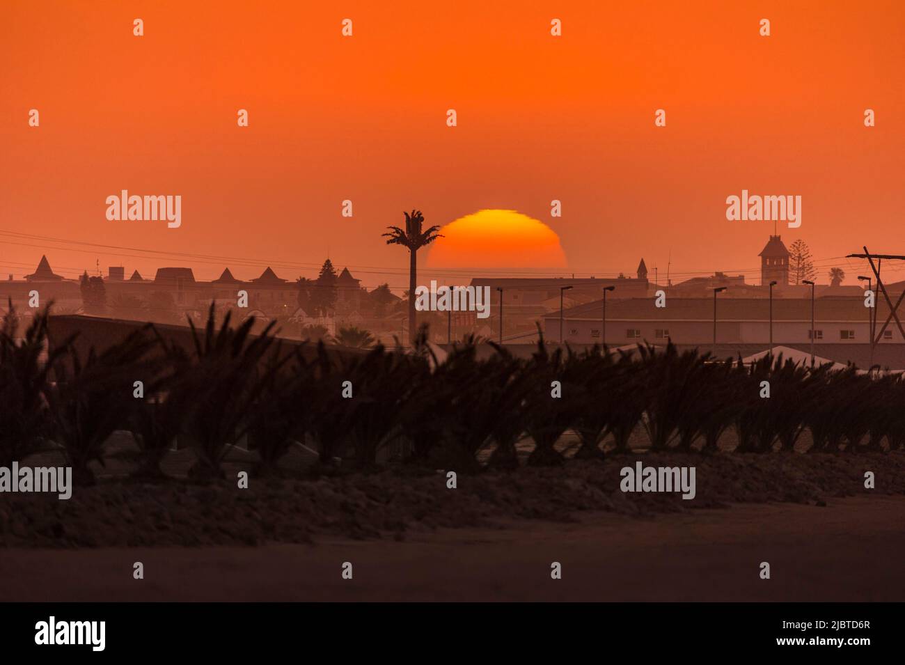 Namibia, Skeleton Coast, regione di Erongo, Swakopmund, tramonto sulla città costiera Foto Stock