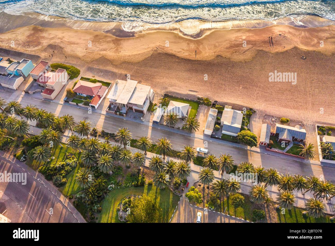 Namibia, Skeleton Coast, regione di Erongo, Swakopmund, ville eleganti, vista aerea della costa Foto Stock