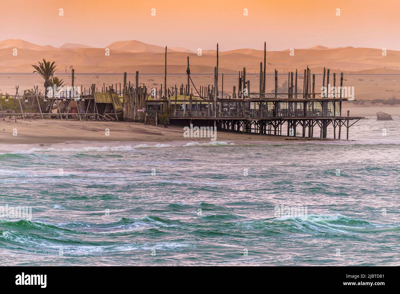 Namibia, Skeleton Coast, regione di Erongo, Swakopmund, Tiger Reef Camping e il deserto del Namib sullo sfondo Foto Stock