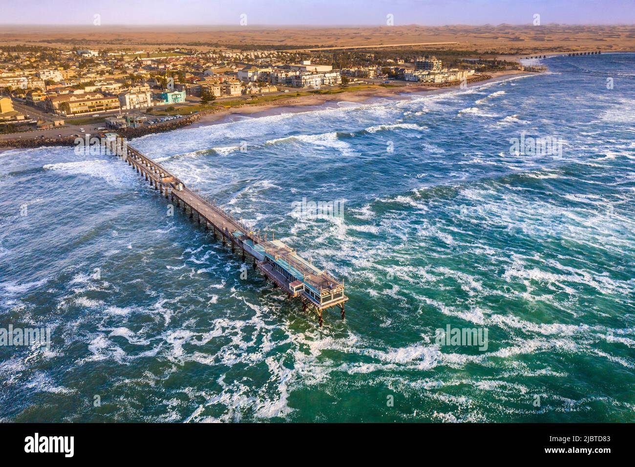Namibia, Skeleton Coast, regione di Erongo, Swakopmund, il molo sull'Oceano Atlantico, vista aerea della costa Foto Stock