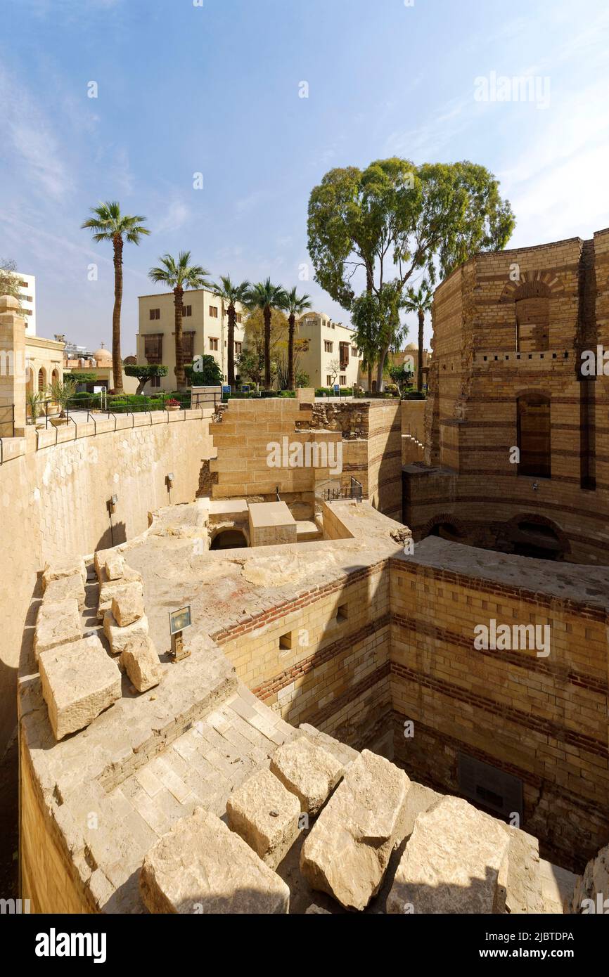 Egitto, Cairo, il Cairo antico, quartiere copto, il museo copto e la fortezza di Babilonia, rovine di una torre dell'antica fortezza romana Foto Stock