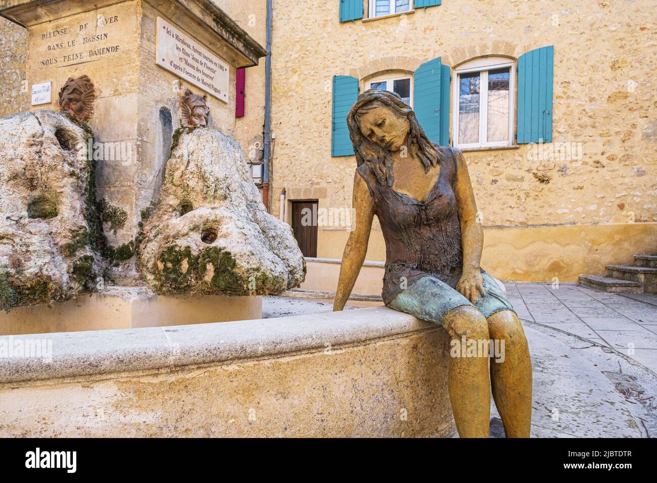 Francia, Vaucluse, Parco Naturale Regionale del Luberon, Mirabeau, fontana e Manon statua di bronzo dell'artista Jean-Jacques Mancardi, personaggio del film Manon des Sources girato nel villaggio da Claude Berri basato sul lavoro di Marcel Pagnol Foto Stock