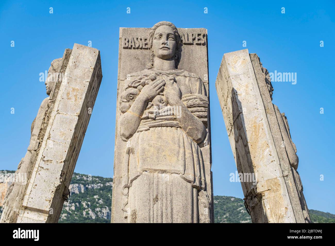 Francia, Bouches-du-Rhone, Jouques, quattro bassorilievi di Antoine Sartorio che simboleggiano i 4 dipartimenti confinanti (Alpes de Haute Provence, Bouches du Rhone, Var e Vaucluse) estratti dai piloni del vecchio ponte Mirabeau Foto Stock