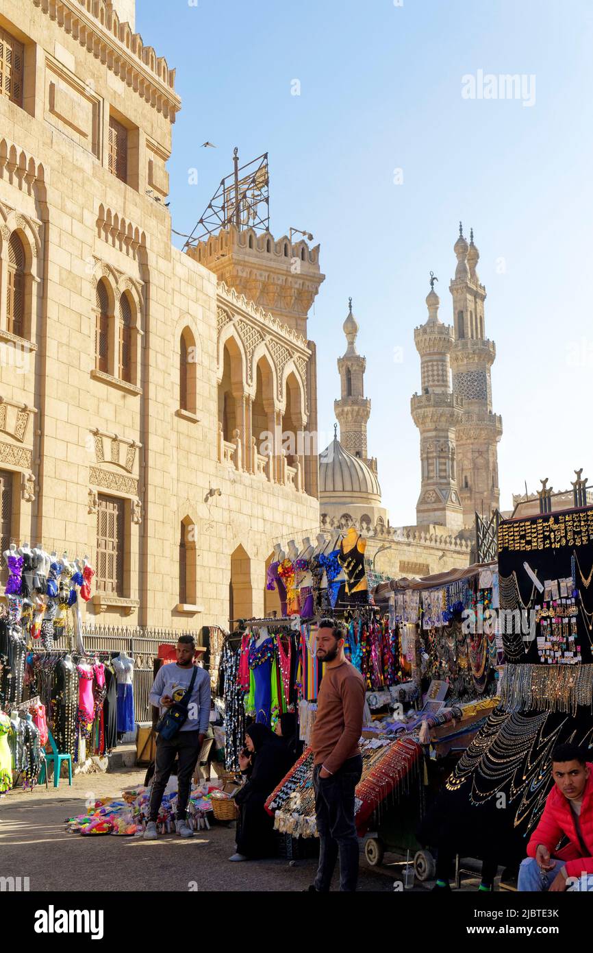 Egitto, Cairo, Cairo islamico, città vecchia dichiarata Patrimonio Mondiale dell'Umanità dall'UNESCO, il souk di Khan al-Khalili e la moschea di al Azhar sullo sfondo Foto Stock