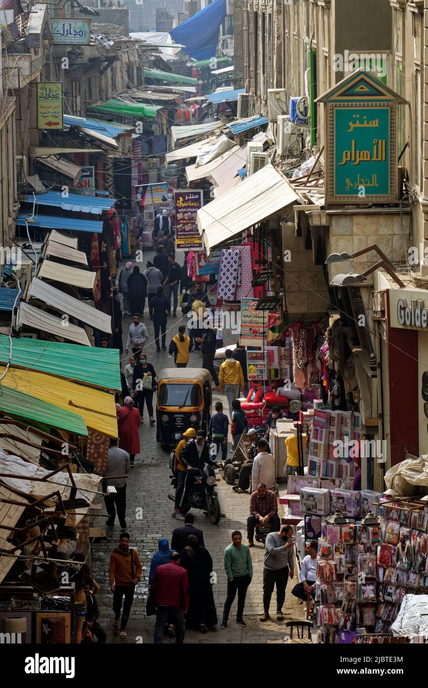 Egitto, Cairo, Cairo islamico, città vecchia dichiarata Patrimonio dell'Umanità dall'UNESCO, al Moez Ldin Allah Street Foto Stock