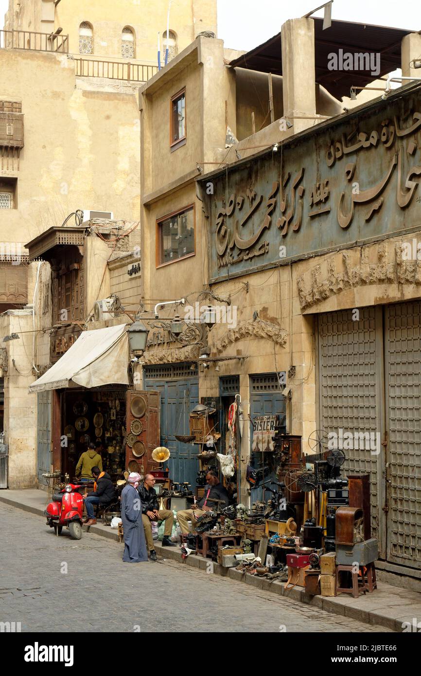 Egitto, Cairo, Cairo islamico, città vecchia dichiarata Patrimonio dell'Umanità dall'UNESCO, souk Khan al-Khalili, antiquario Foto Stock