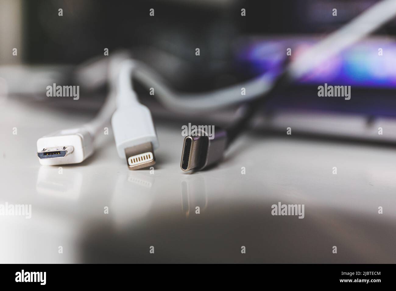 Caricabatterie DI TIPO C, Micro usb e USB C. Foto Stock