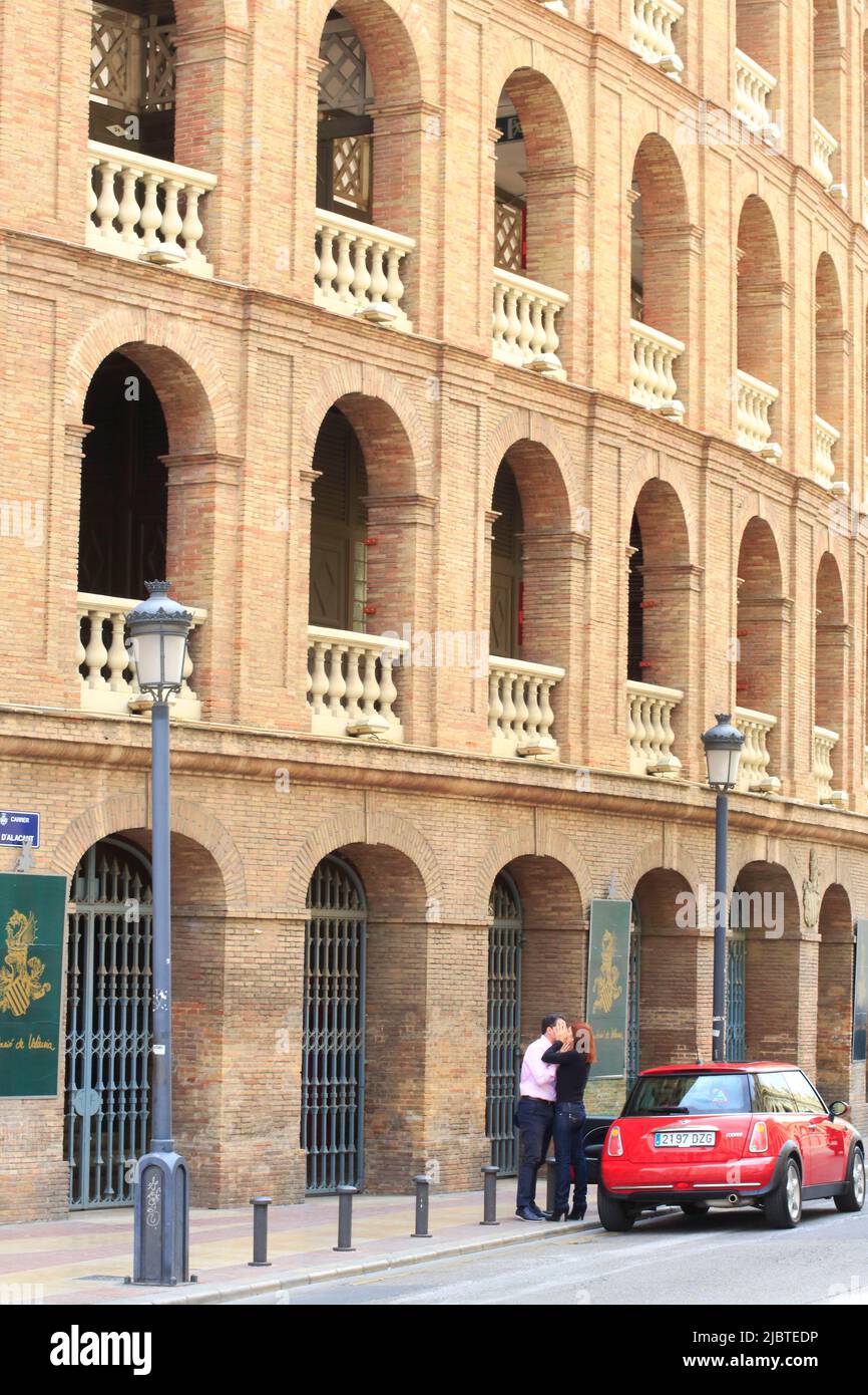 Spagna, Valencia, torello in mattoni inaugurato nel 1860 e progettato dall'architetto valenciano Sebastián Monleón Estellés, riunione degli amanti Foto Stock