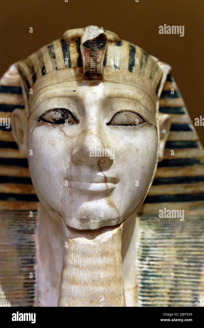 Egitto, Cairo, centro, Museo Egizio del Cairo, di fronte a una statua del re Thutmosis III Foto Stock