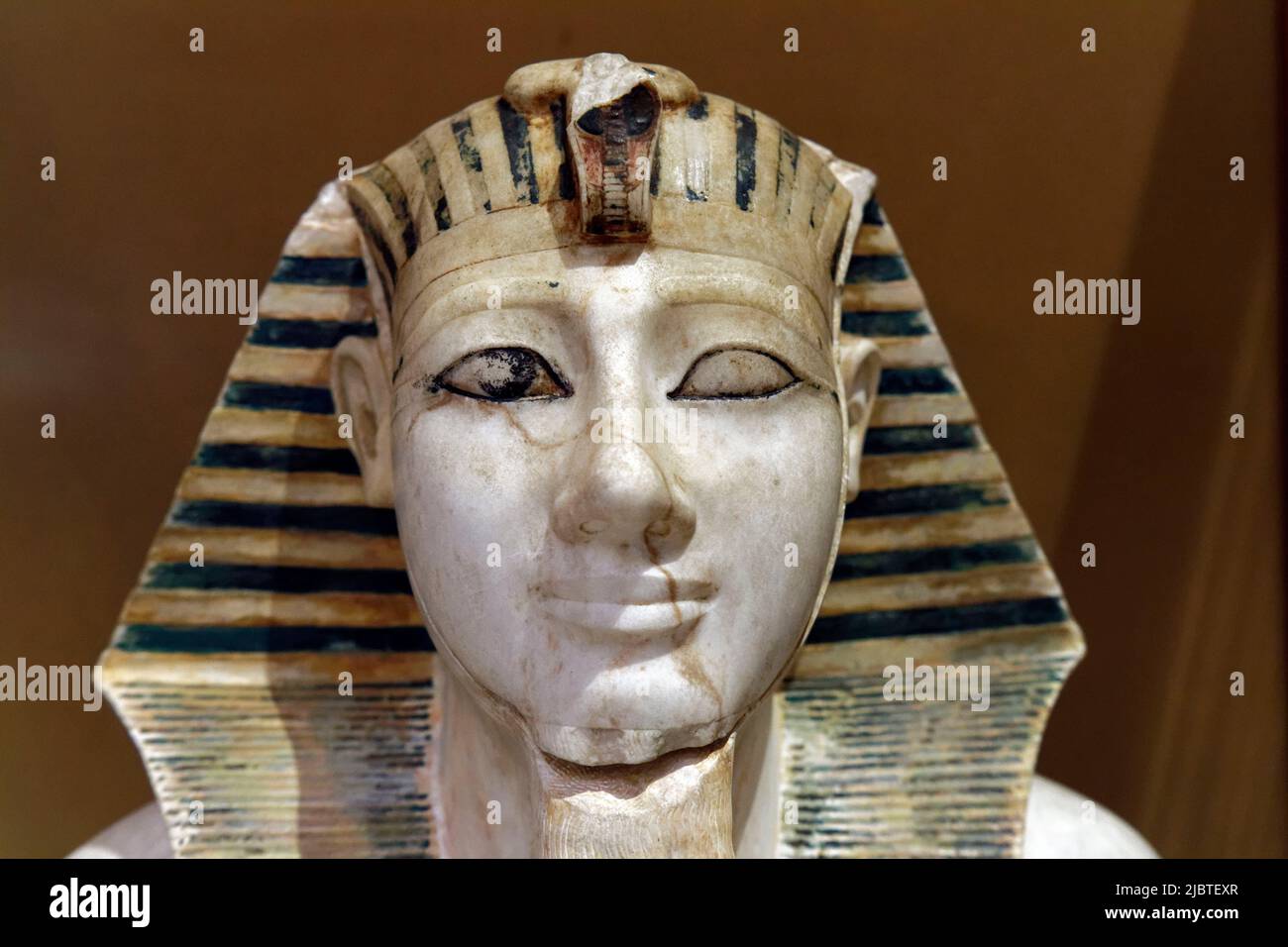 Egitto, Cairo, centro, Museo Egizio del Cairo, di fronte a una statua del re Thutmosis III Foto Stock