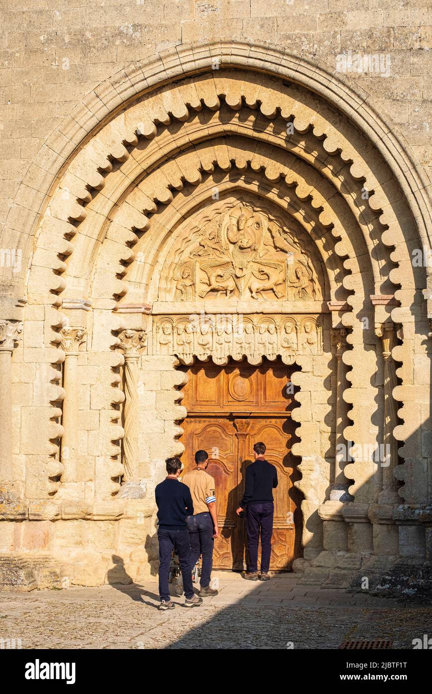 Francia, Alpes-de-Haute-Provence, Ganagobie, Notre-Dame de Ganagobie monastero fondata nel 10th secolo, il portale della chiesa Foto Stock