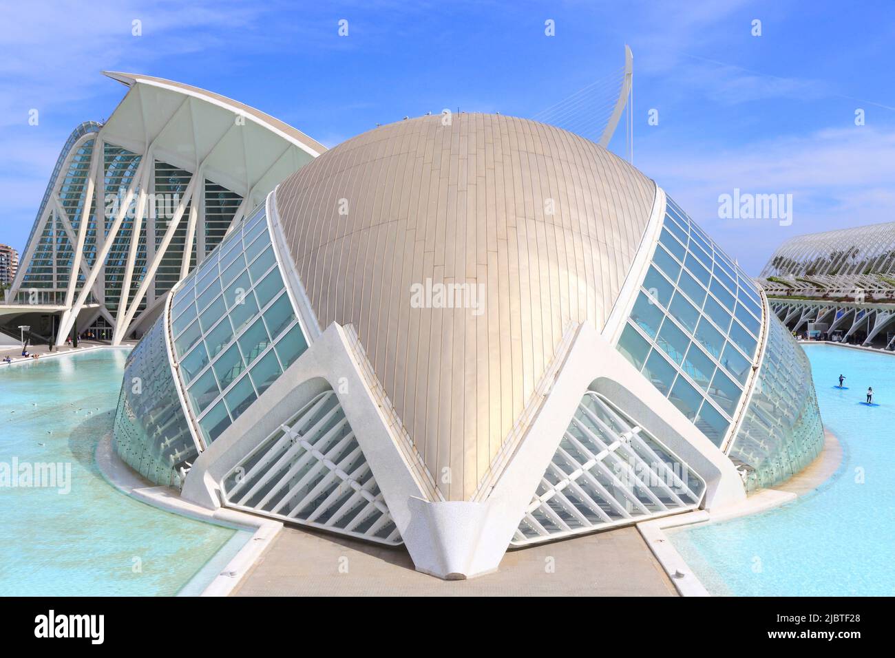 Spagna, Valencia, Città delle Arti e delle Scienze (Ciudad de las Artes y las Ciencias), complesso culturale progettato dall'architetto Santiago Calatrava, l'Hemisfèric ospita un planetario e un cinema Omnimax Foto Stock