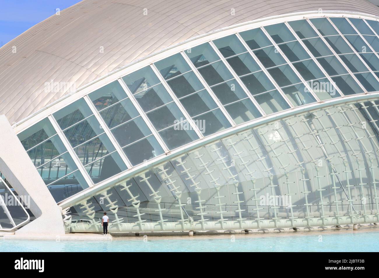 Spagna, Valencia, Città delle Arti e delle Scienze (Ciudad de las Artes y las Ciencias), complesso culturale progettato dall'architetto Santiago Calatrava, l'Hemisfèric ospita un planetario e un cinema Omnimax Foto Stock