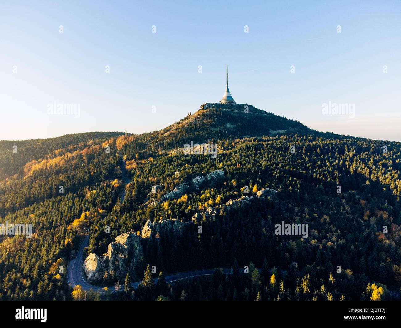 Virive Rocks e Jested Mountain in autunno Foto Stock