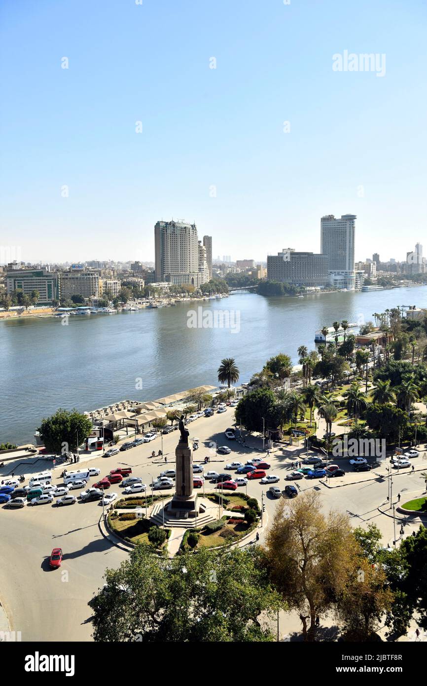Egitto, Cairo, distretto di Zamalek, isola di Gezira, panoramica con il fiume Nilo e piazza dell'Opera con la statua di Saad Zaghloul Foto Stock