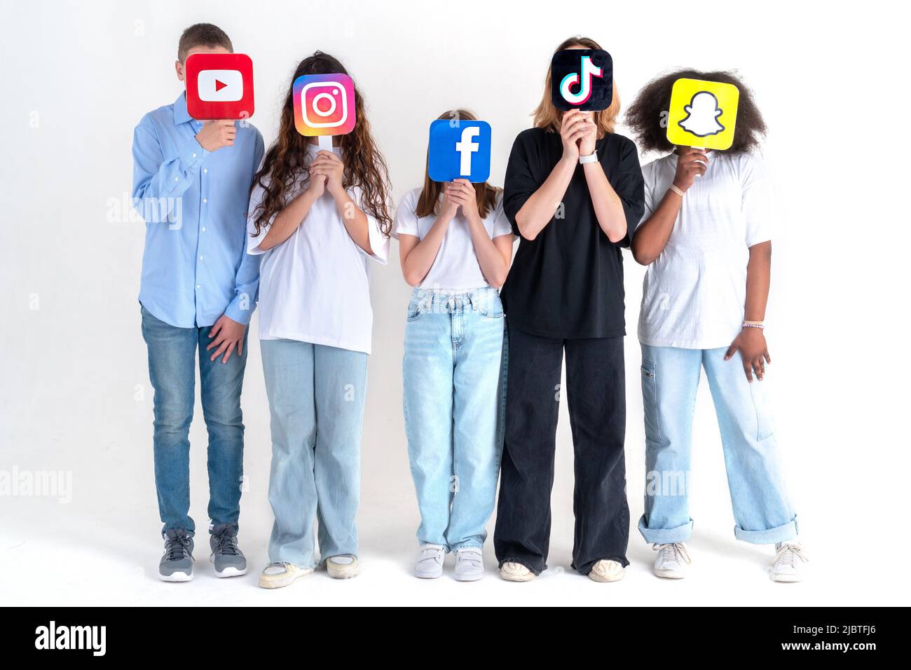 Gruppo multietnico completo di adolescenti con logo TikTok, Facebook, YouTube, Snapchat, Instagram su sfondo bianco. Turchia, Istanbul, maggio 29, Foto Stock