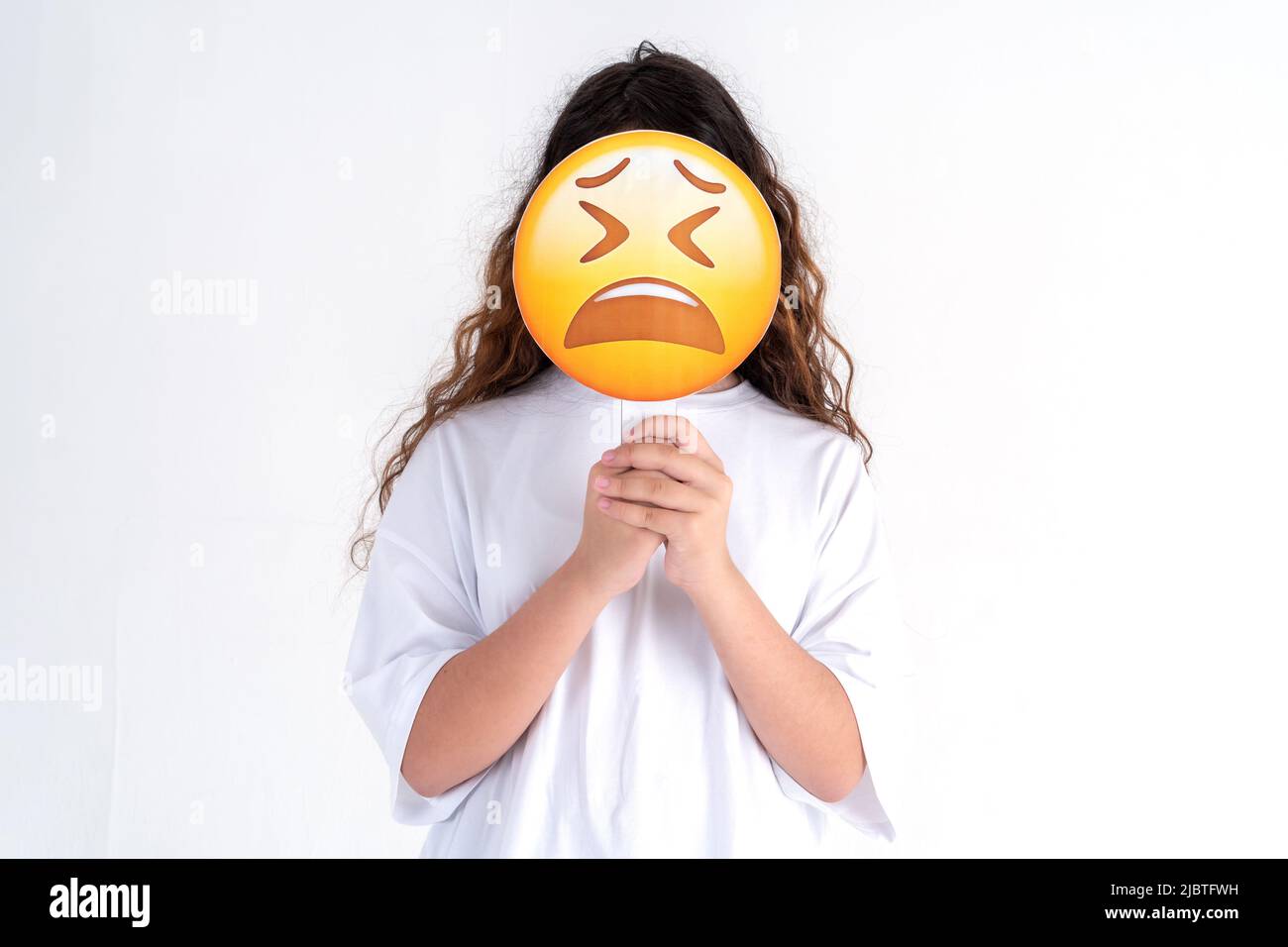 foto di triste cute simpatica ragazza desparata dolorosa che esprime emozioni tristi sulla faccia che riflette la sua condizione interiore con emoji isolato su bianco b colore Foto Stock