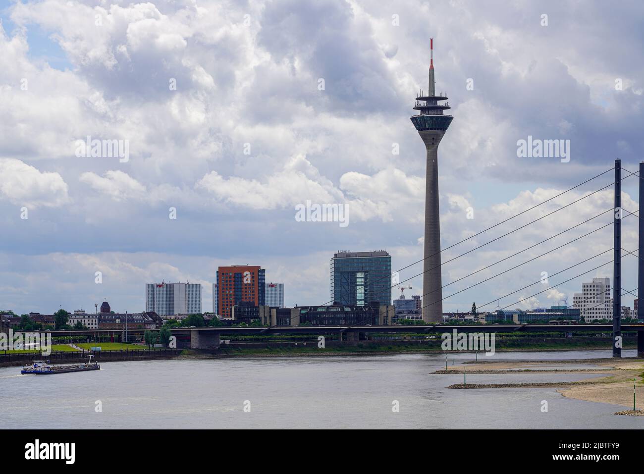 Vista dalle rive del Reno al Rheinturm alto 240,50 m, una torre televisiva a Düsseldorf, Renania settentrionale-Vestfalia, Germania, maggio 24.5.22 Foto Stock