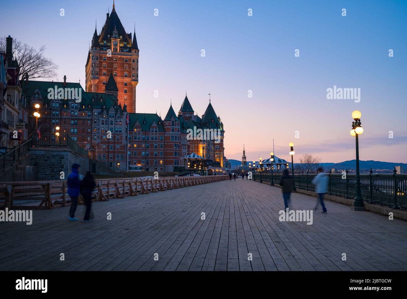 Silhouette di turisti, Chateau Frontenac e Dufferin terrazza al tramonto, Quebec città, Quebec, Canada Foto Stock