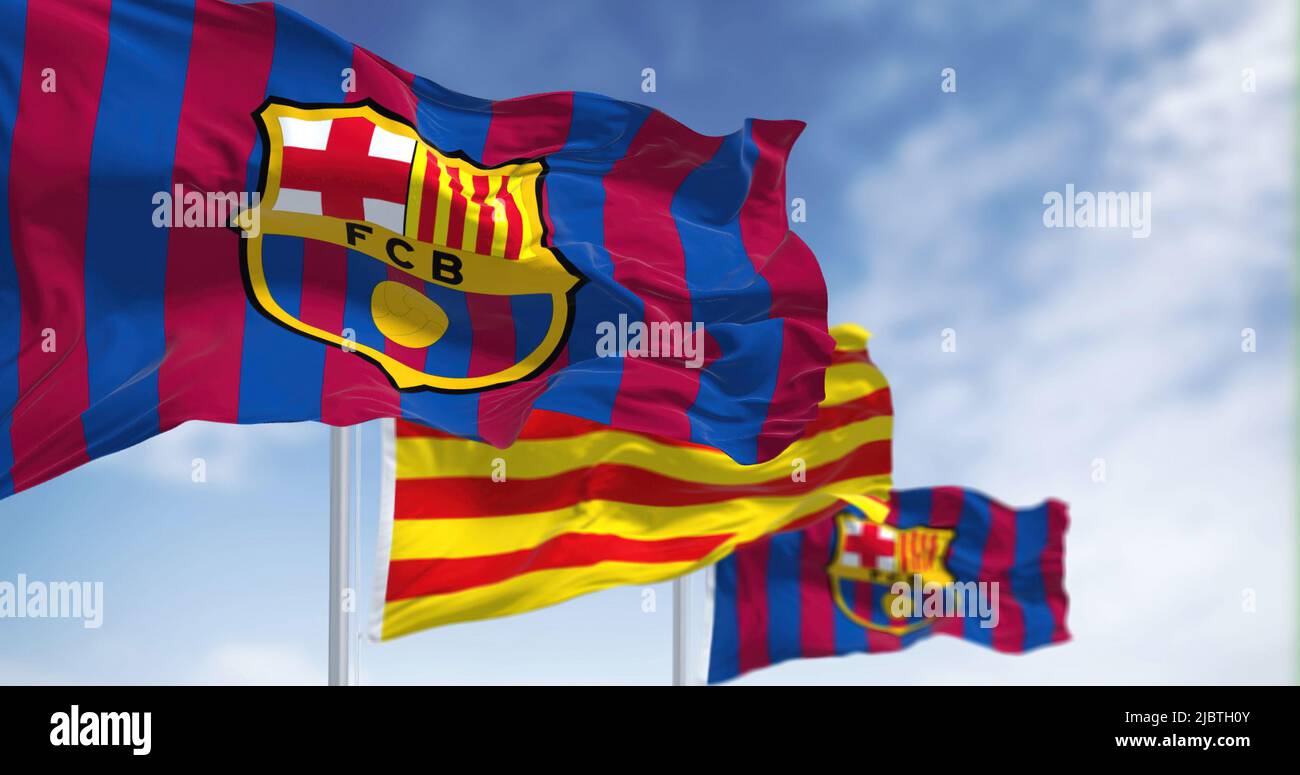 Barcellona, Spagna, maggio 2022: Due bandiere del FC Barcellona sventolano al vento con la bandiera della Catalogna al centro Foto Stock