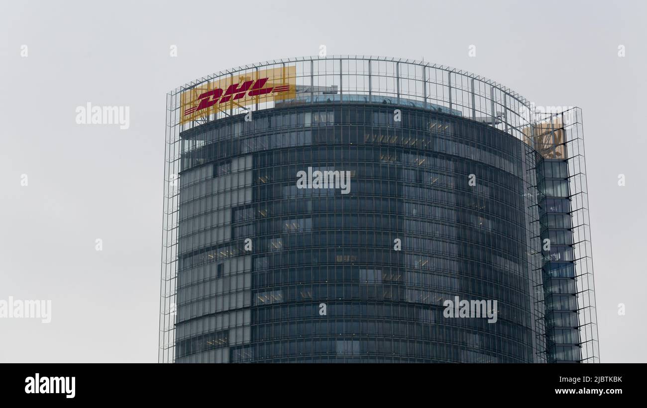 Bonn, Germania - Mar 30, 2022: Cima della torre postale. La sede di Deutsche Post. Foto Stock