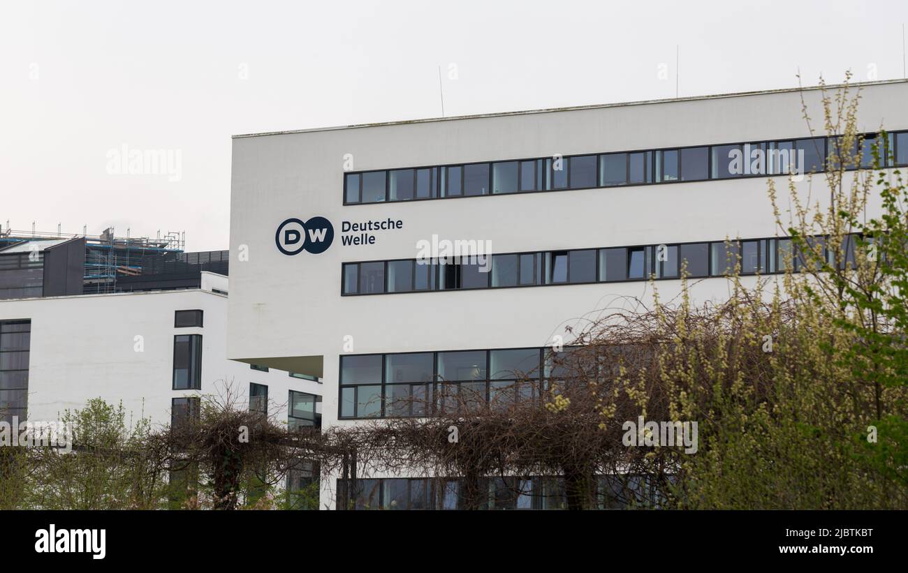 Bonn, Germania - 30 marzo 2022: Sede di Deutsche Welle (DW). Un'emittente pubblica tedesca di proprietà statale, internazionale Foto Stock