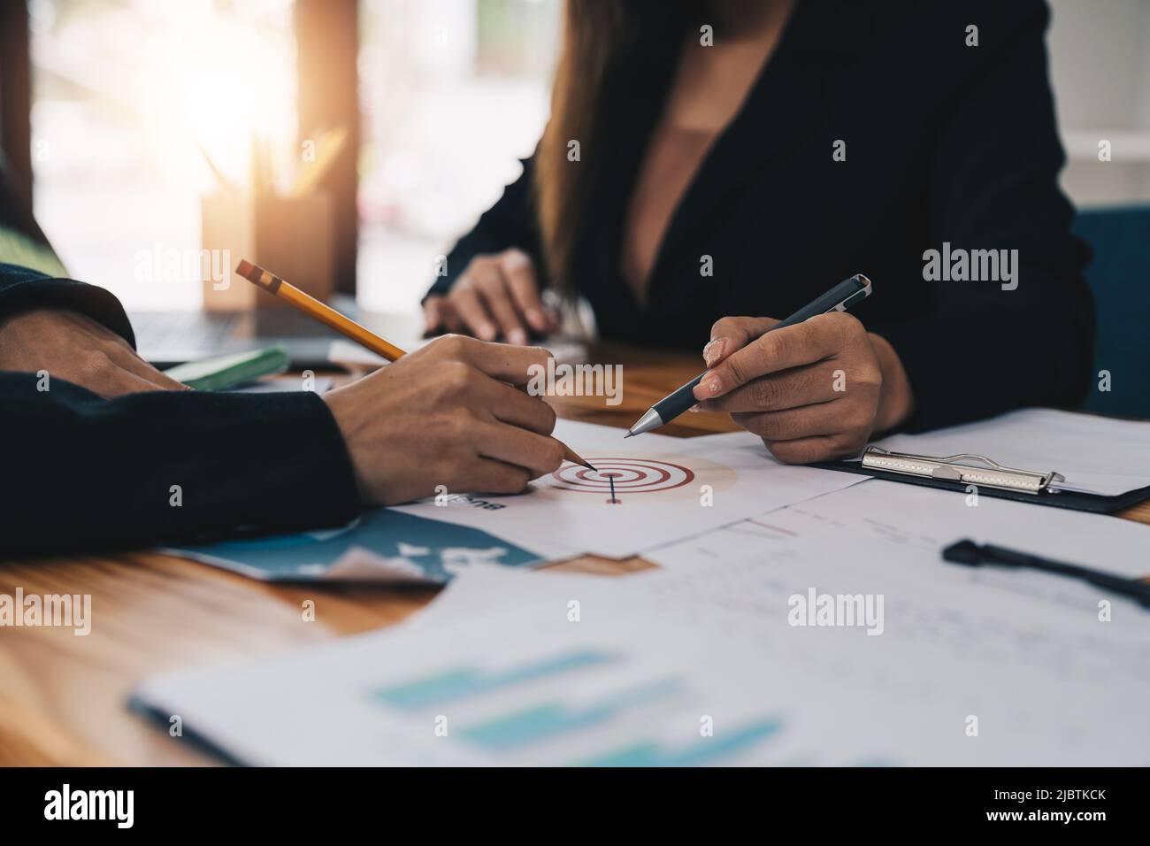 Creative agency business brain storm meeting Presentation Team discutere roadmap per il lancio del prodotto, presentazione powerpoint, pianificazione, strategia, novità Foto Stock