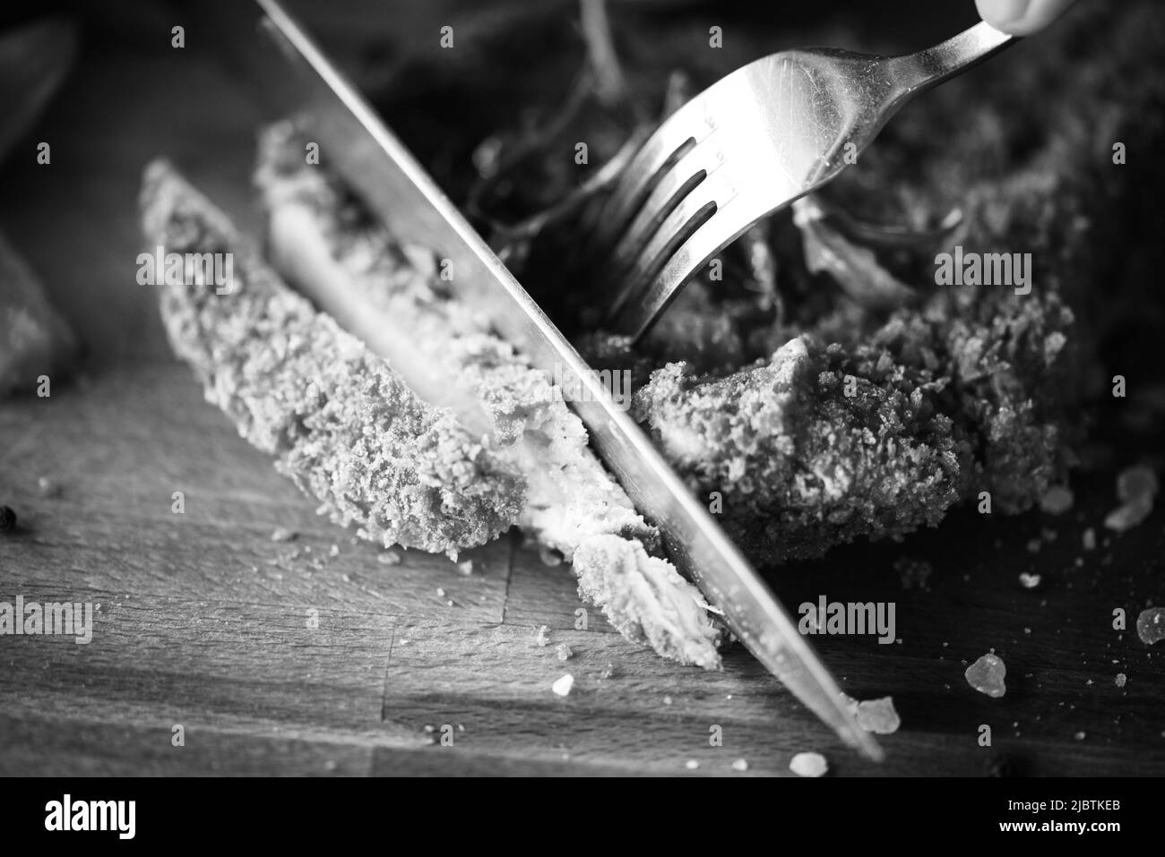 delizioso scnitzel di maiale panko croccante con spicchi e pepe fresco Foto Stock