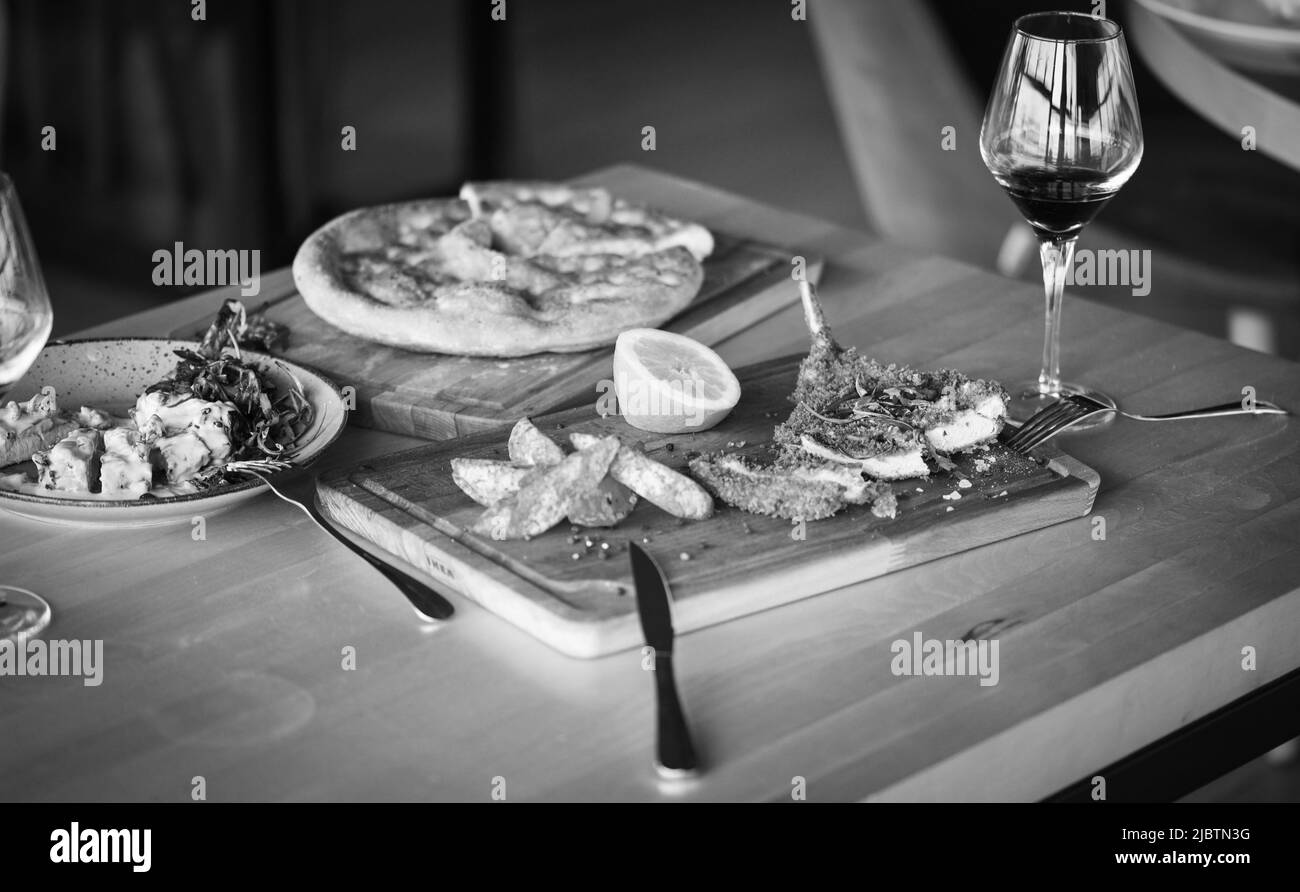 delizioso scnitzel di maiale panko croccante con spicchi e pepe fresco Foto Stock