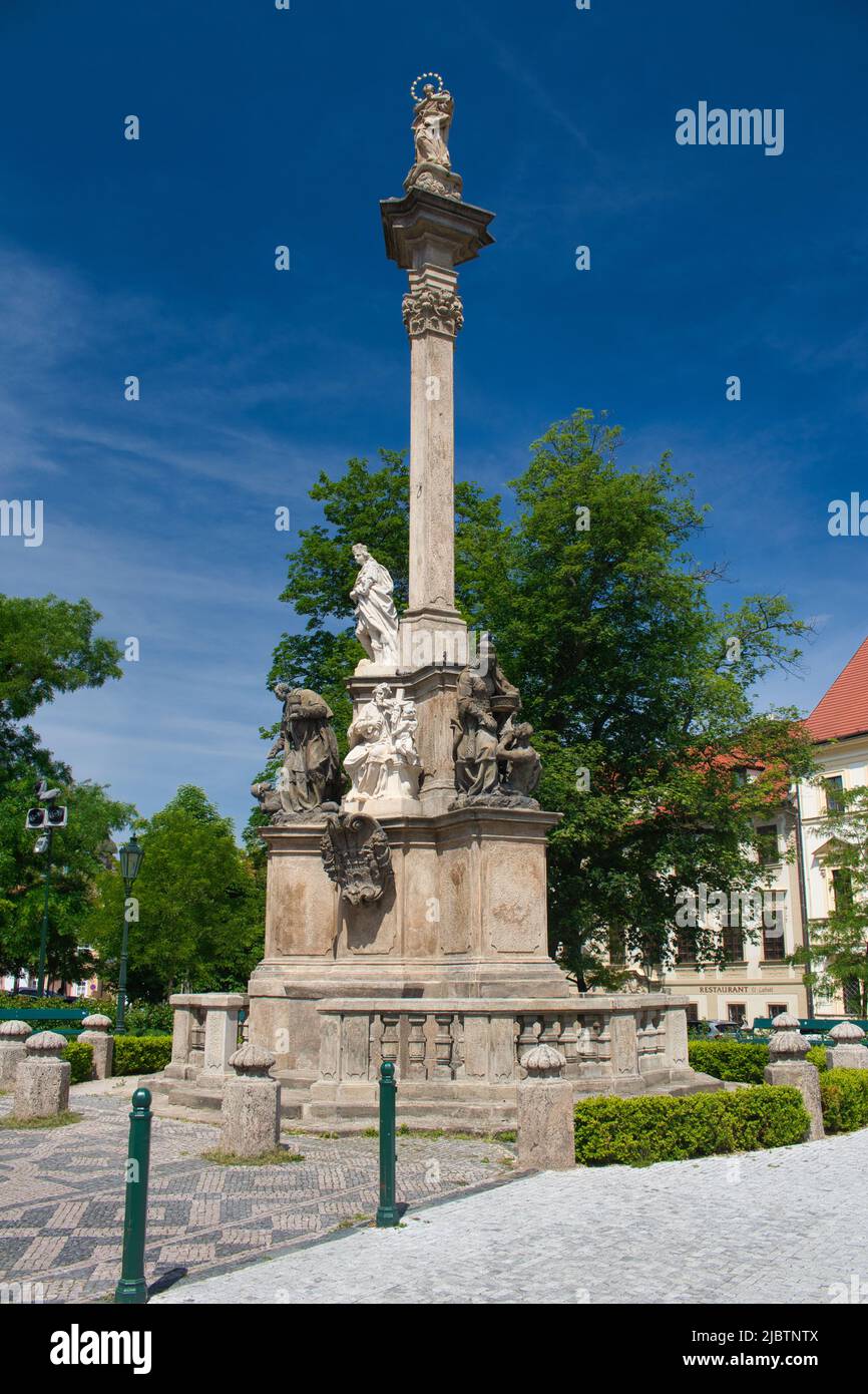 Colonna di peste mariana in arenaria a Hradčany. Città di Praga in estate nuvoloso giorno. Architettura barocca. Repubblica Ceca. Foto Stock