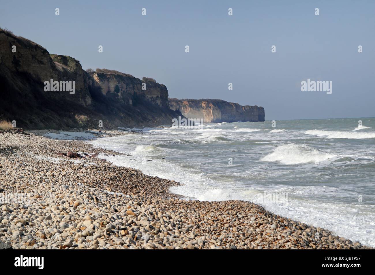 Scogliere sul lato ovest di Omaha Beach, Saint-Laurent-sur-Mer, Normandia, Francia Foto Stock
