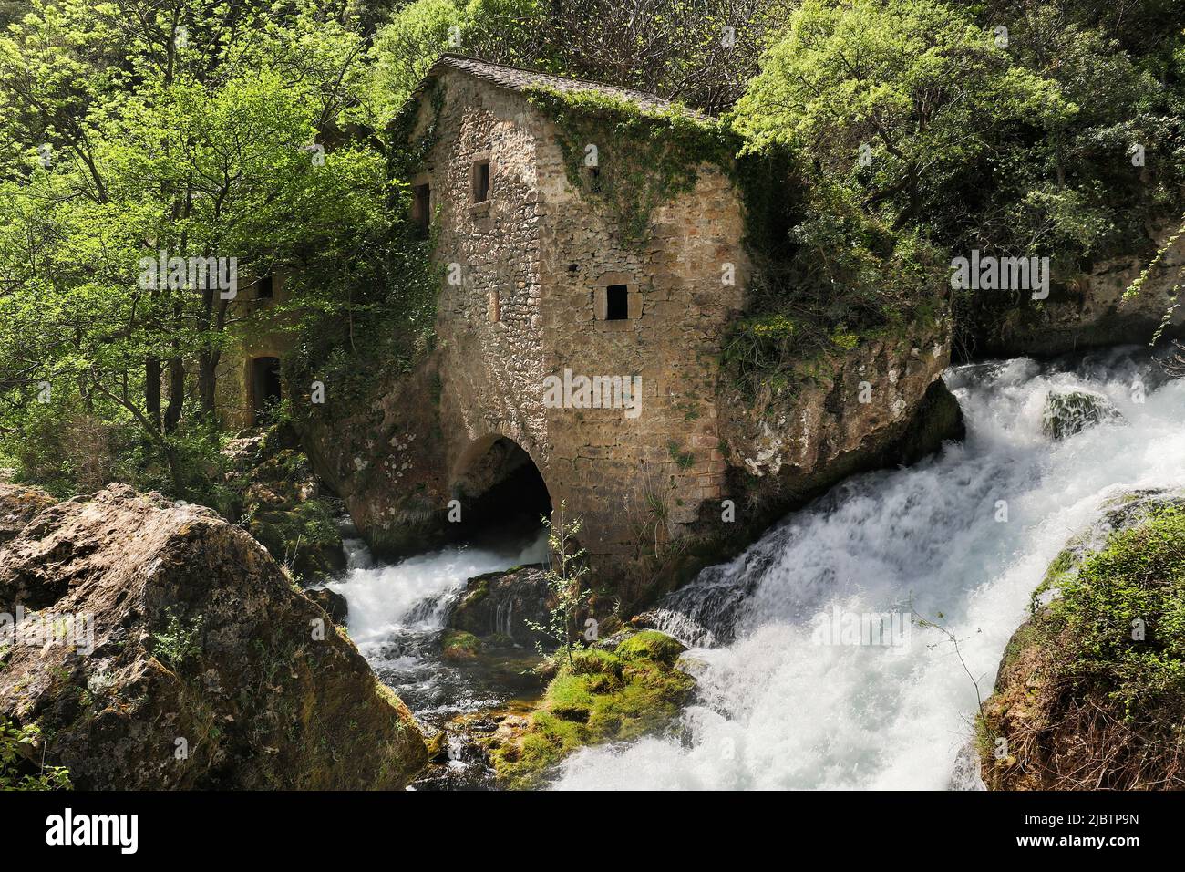 Il Moulin de la Foux alla rinascita del fiume Vis vicino a Vissec, Languedoc-Roussillon, Francia Foto Stock