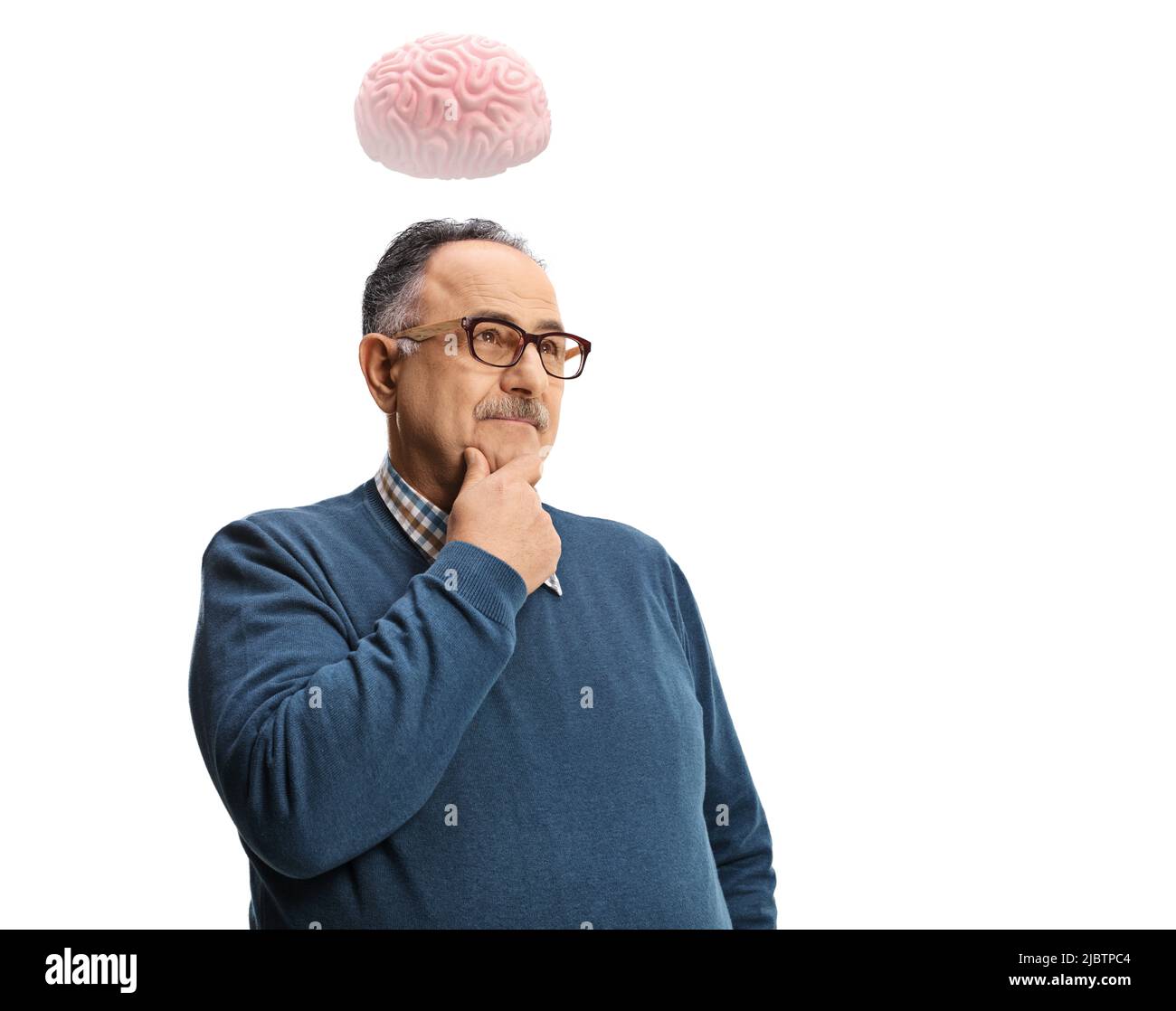 Uomo maturo e pensivo in piedi e pensare con un cervello umano sopra la sua testa isolato su sfondo bianco Foto Stock