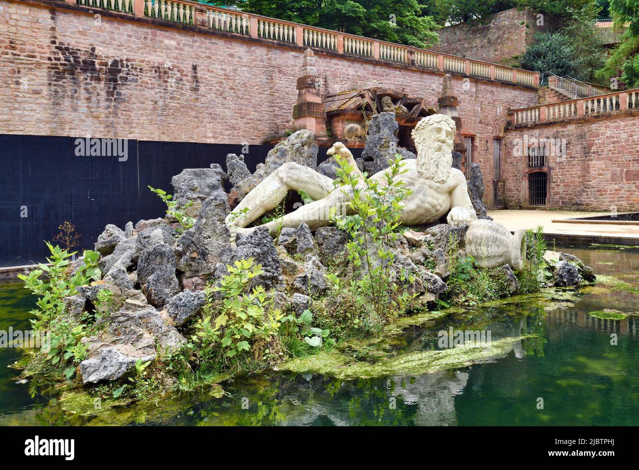 Heidelberg, Germania - Giugno 2022: Statua della Fontana di Nettuno al parco del castello di Heidelberg Foto Stock