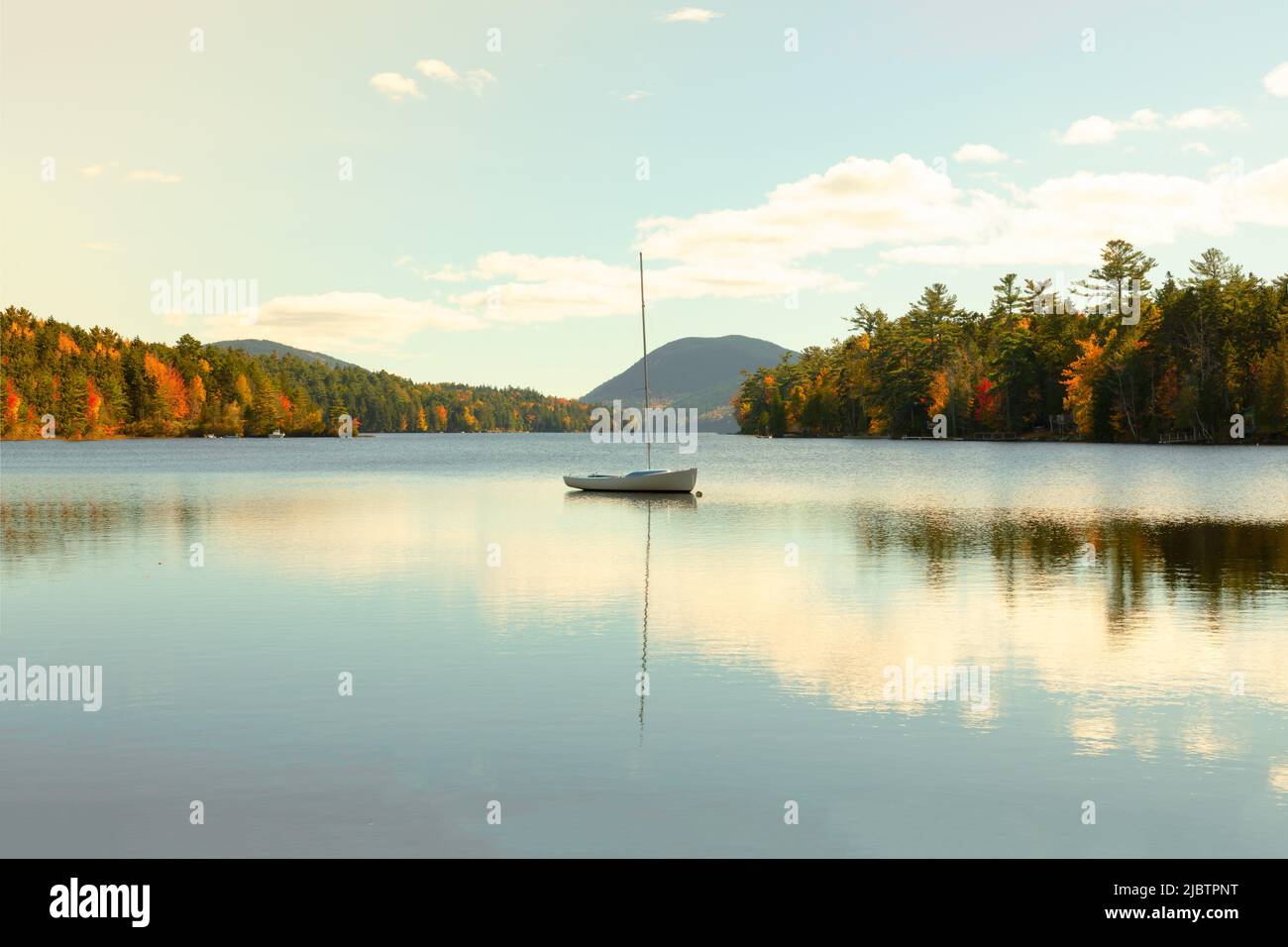 Piccola barca a vela sul Long Pond nel Parco Nazionale di Acadia, Maine. Concetto di tranquillità e di viaggio Foto Stock