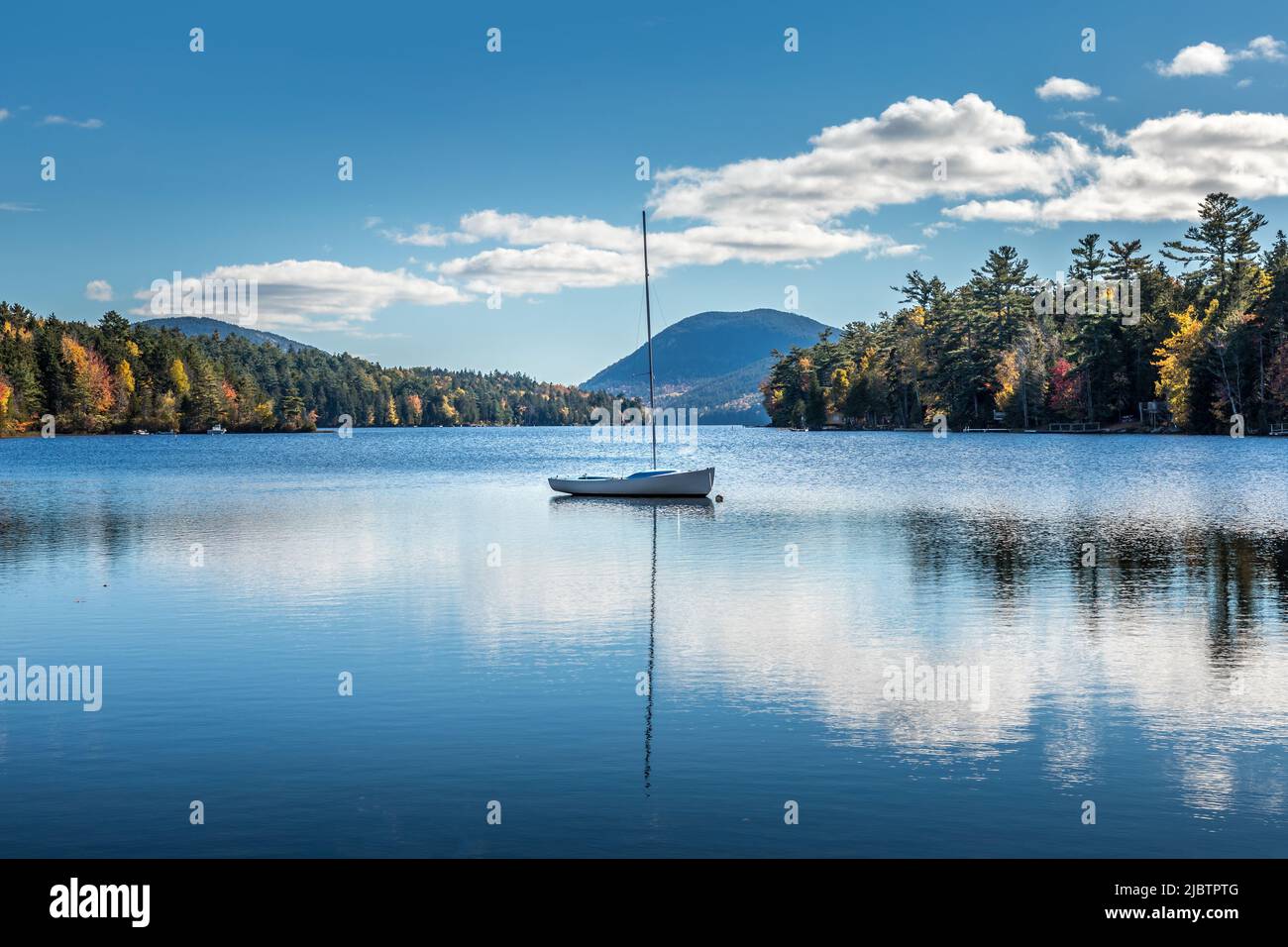 Piccola barca a vela sul Long Pond nel Parco Nazionale di Acadia, Maine. Concetto di tranquillità e di viaggio Foto Stock