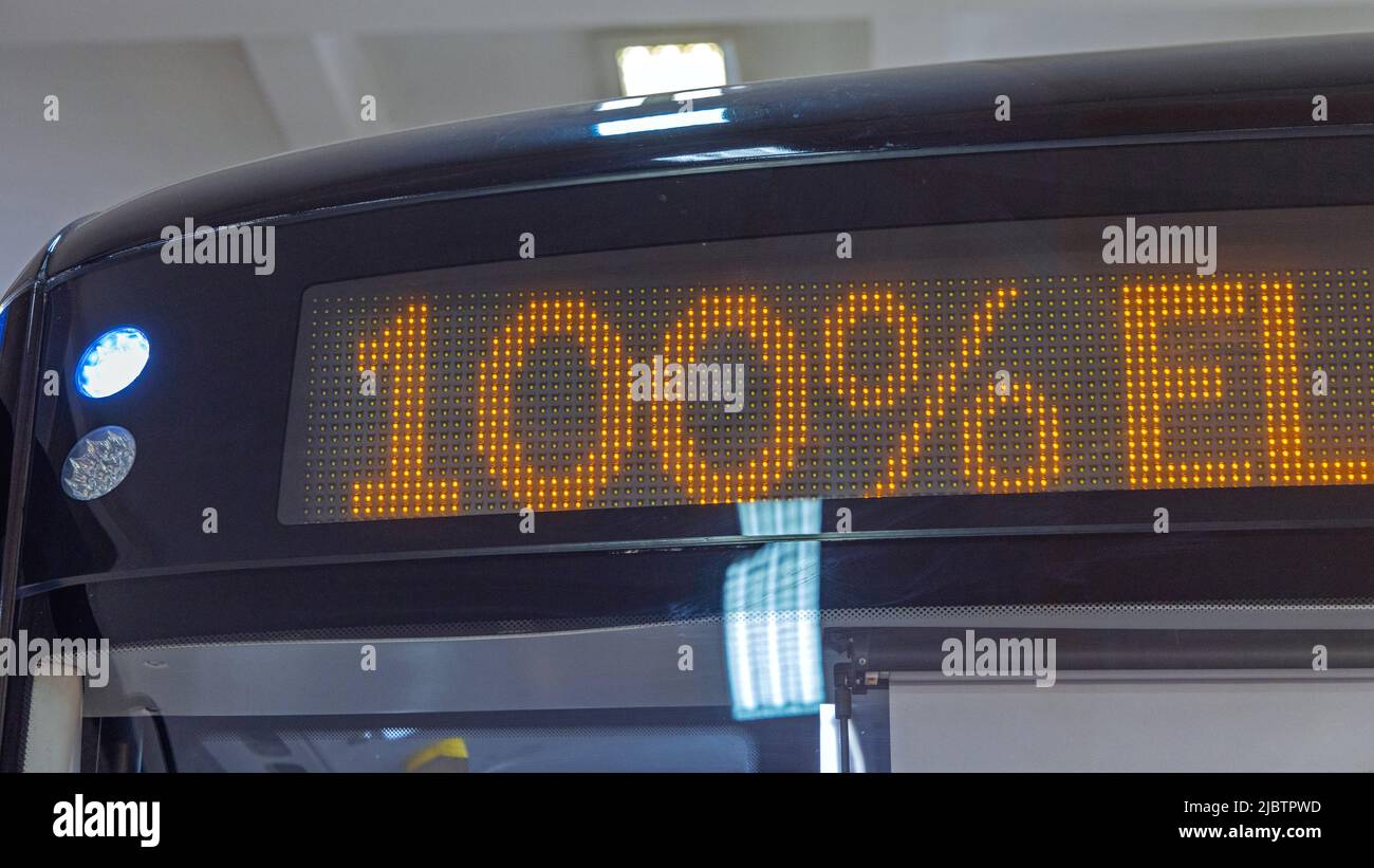 LED a matrice di punti segno cento percento di bus di trasporto pubblico elettrico Foto Stock
