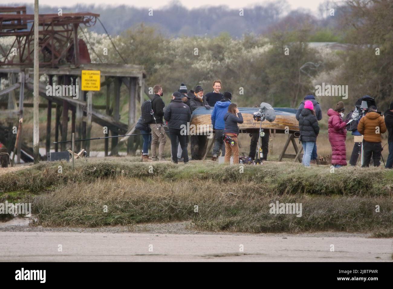 Tom Hiddleston filma scene per l'Essex Serpent che sta attualmente girando su Apple TV. Alresford, Essex Regno Unito. Aprile 2021 Foto Stock