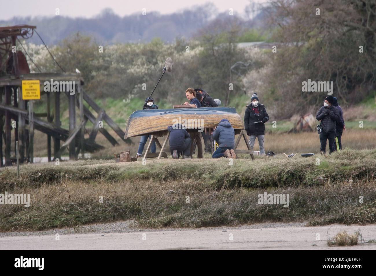 Tom Hiddleston filma scene per l'Essex Serpent che sta attualmente girando su Apple TV. Alresford, Essex Regno Unito. Aprile 2021 Foto Stock