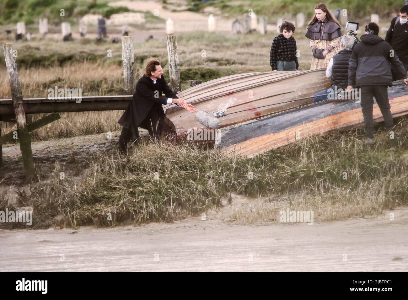 Tom Hiddleston filma scene per l'Essex Serpent che sta attualmente girando su Apple TV. Alresford, Essex Regno Unito. Aprile 2021 Foto Stock
