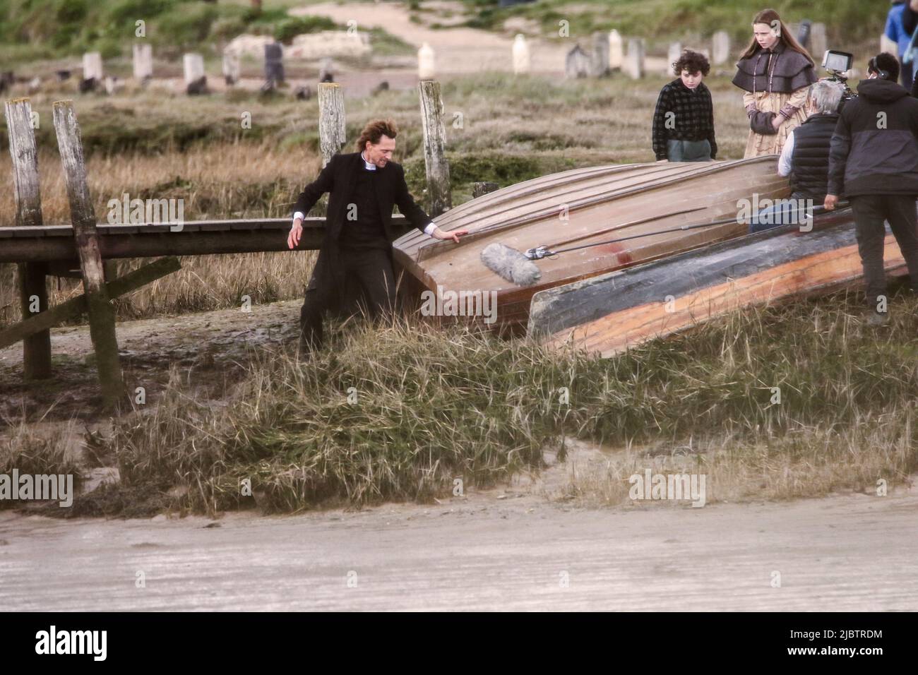 Tom Hiddleston filma scene per l'Essex Serpent che sta attualmente girando su Apple TV. Alresford, Essex Regno Unito. Aprile 2021 Foto Stock